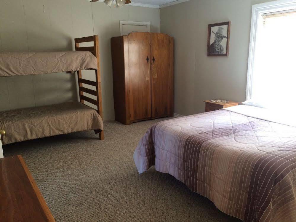 Lone Oak Ranch & Retreat Hotel Gainesville Exterior foto